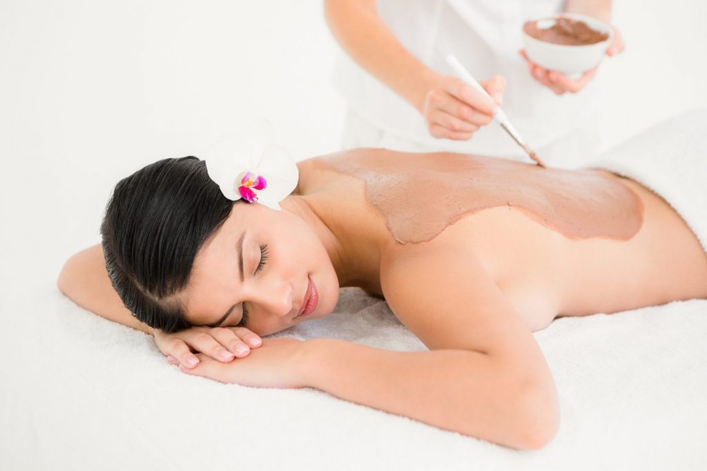 Apparence physique et confiance en soi : femme au spa