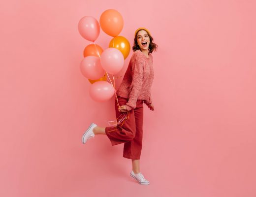 Lâcher-prise : femme qui s'apprête à lâcher des ballons