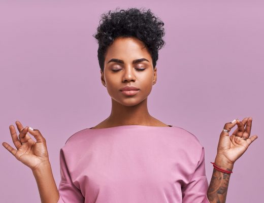Femme pratiquant la méditation de pleine conscience