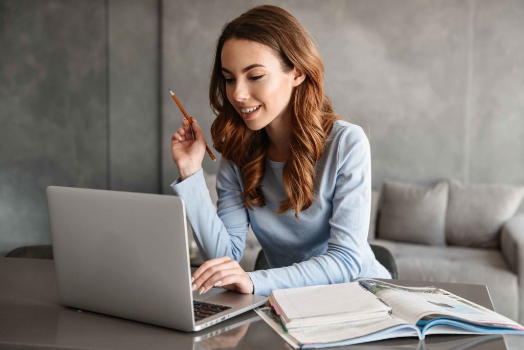 Développez vos compétences : femme qui étudie