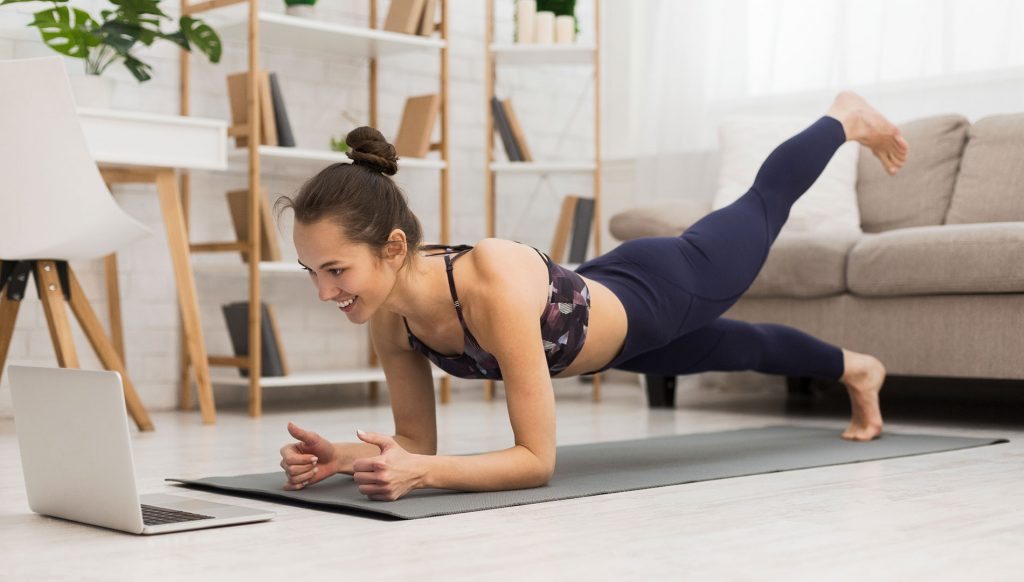 Comparez-vous de la bonne manière  : femme qui fait du yoga