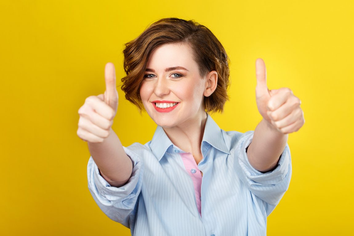 Jeune femme avec un état d'esprit positif