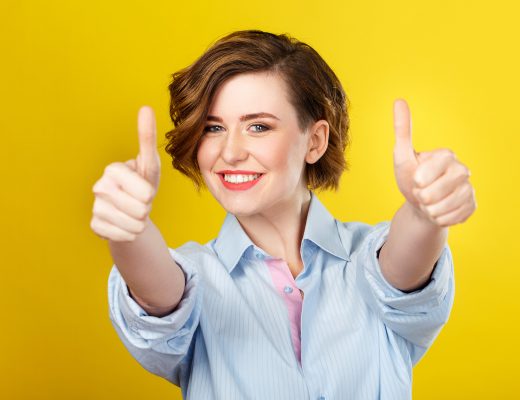 Jeune femme avec un état d'esprit positif