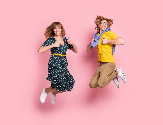 Etre positif : couple optimiste qui se réjouit